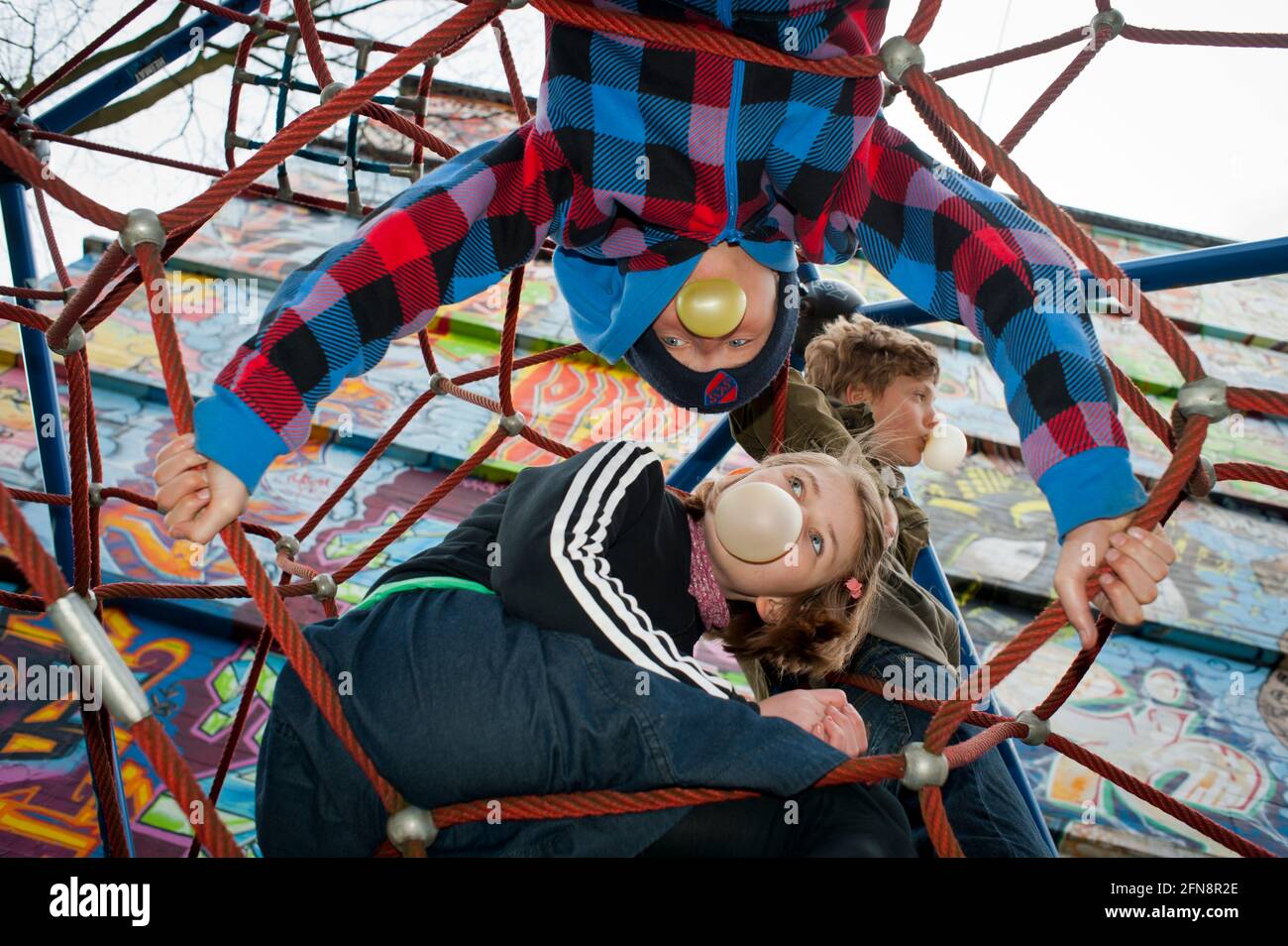 Kinder, Jugendliche, mit Kaugummi. Foto Stock