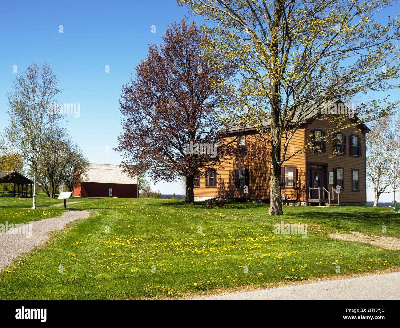 Saacks Harbour, New York, Stati Uniti. 12 maggio 2021. I terreni del Sackets Harbor Battlefield state Historic Siite a Sackets Harbor, New York sulle rive Foto Stock