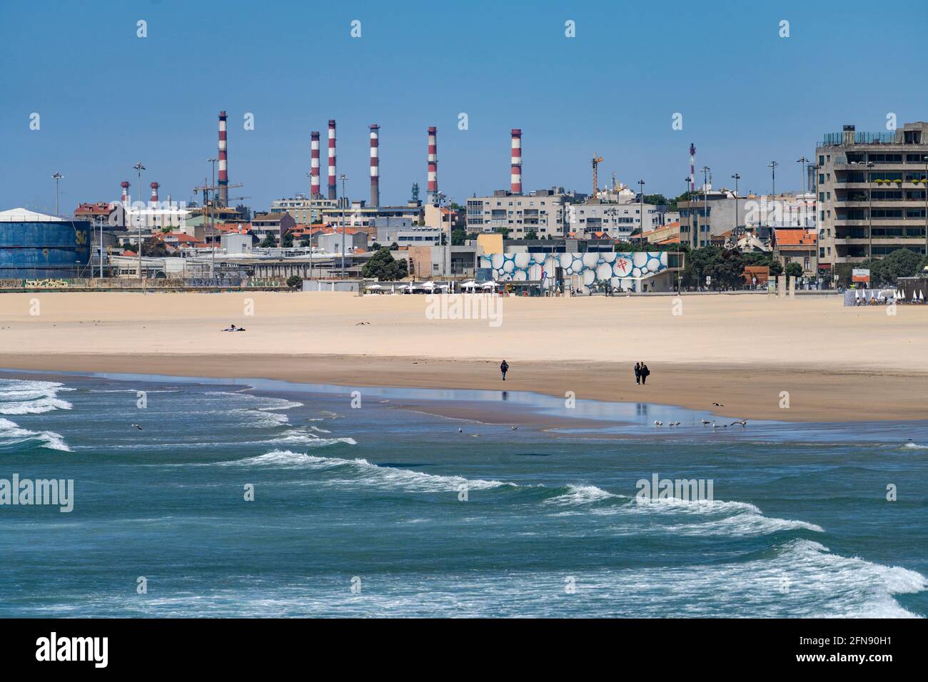 Am Strand von Matosinhos am Atlantik und Ölraffinerie, Matosinhos bei Porto, Portugal, Europa | Atlantic Matosinhos Beach and oil Refinery, Matosin Foto Stock