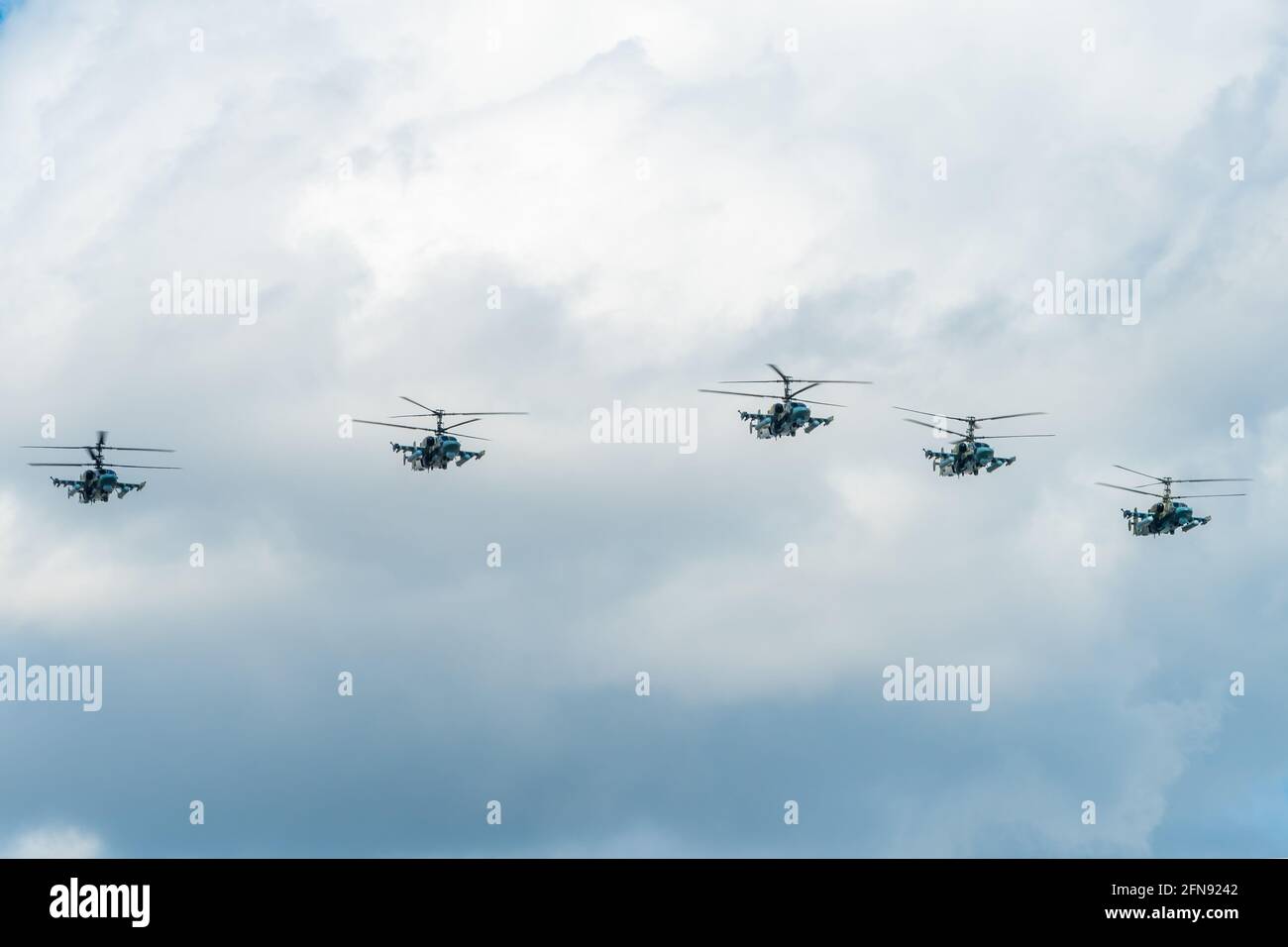 7 maggio 2021, Mosca, Russia. Ka-52 Alligator attacca elicotteri sulla Piazza Rossa di Mosca. Foto Stock