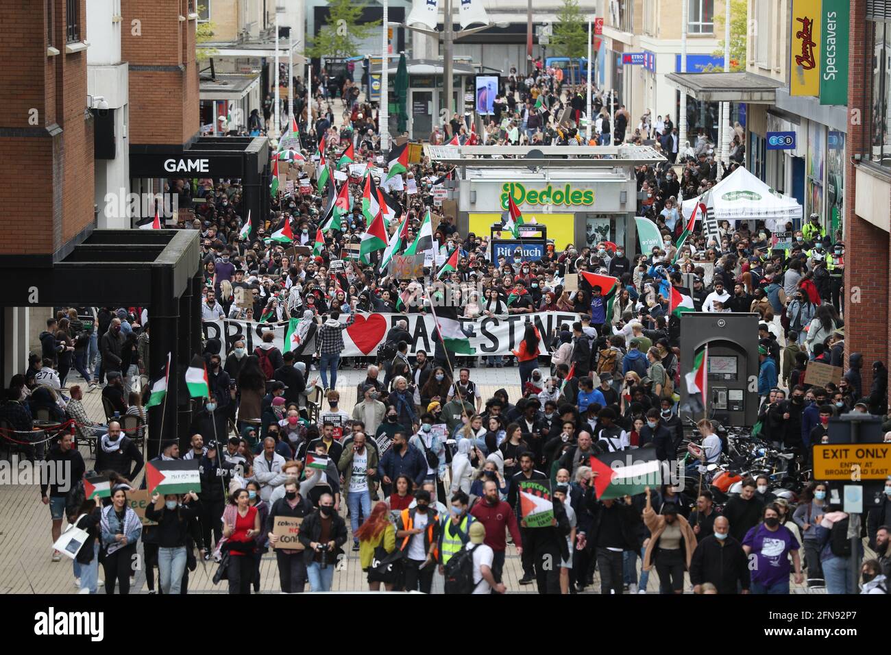 Manifestanti su Merchant Street a Bristol durante una marcia di solidarietà con il popolo palestinese in mezzo al conflitto in corso con Israele. Data immagine: Sabato 15 maggio 2021. Foto Stock