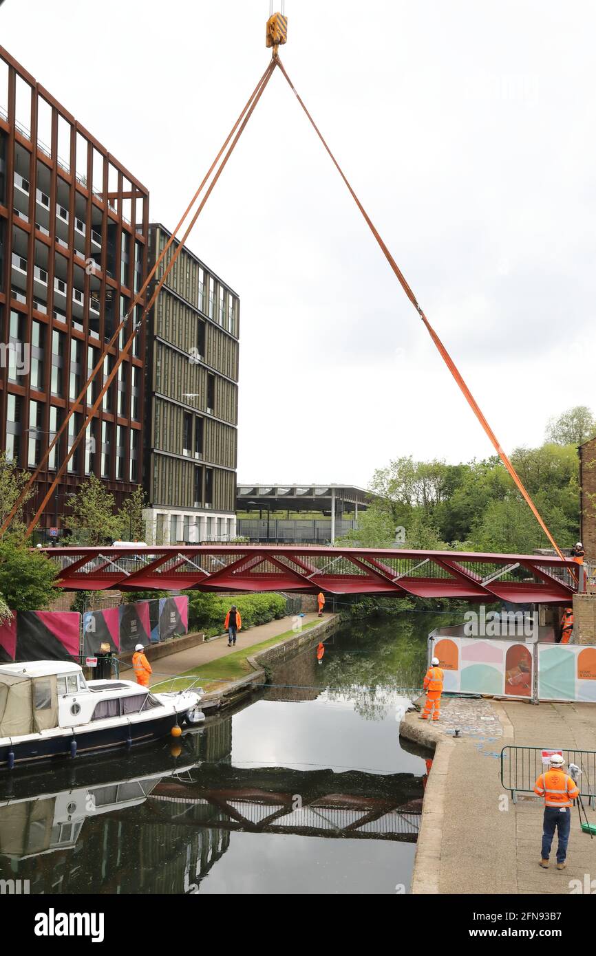 Londra, Regno Unito, 15 maggio 2021, il nuovo ponte pedonale viene installato su Regents Canal da Granary Square a Kings Cross. Le folle si sono riunite per guardare e si sono acclamate al completamento. Monica Wells/Alamy Live News Foto Stock