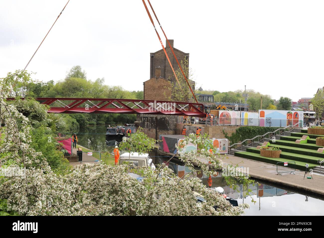Londra, Regno Unito, 15 maggio 2021, il nuovo ponte pedonale viene installato su Regents Canal da Granary Square a Kings Cross. Le folle si sono riunite per guardare e si sono acclamate al completamento. Monica Wells/Alamy Live News Foto Stock
