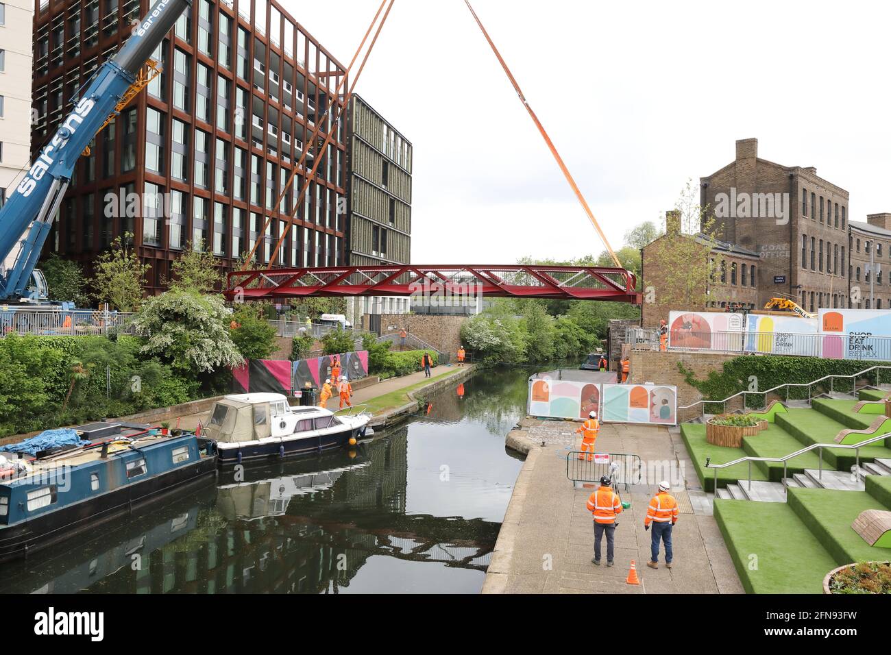 Londra, Regno Unito, 15 maggio 2021, il nuovo ponte pedonale viene installato su Regents Canal da Granary Square a Kings Cross. Le folle si sono riunite per guardare e si sono acclamate al completamento. Monica Wells/Alamy Live News Foto Stock