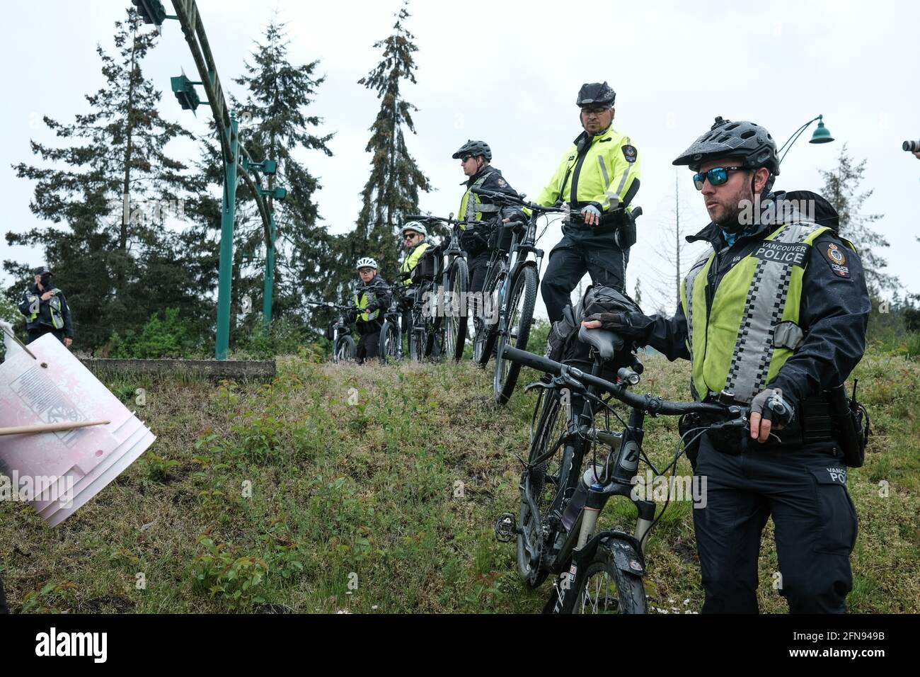 Vancouver, BC, Canada - 3 maggio 2021: Gli agenti di polizia limitano l'accesso dei manifestanti della ribellione a marciapiede che conduce al ponte a Stanley Park Foto Stock