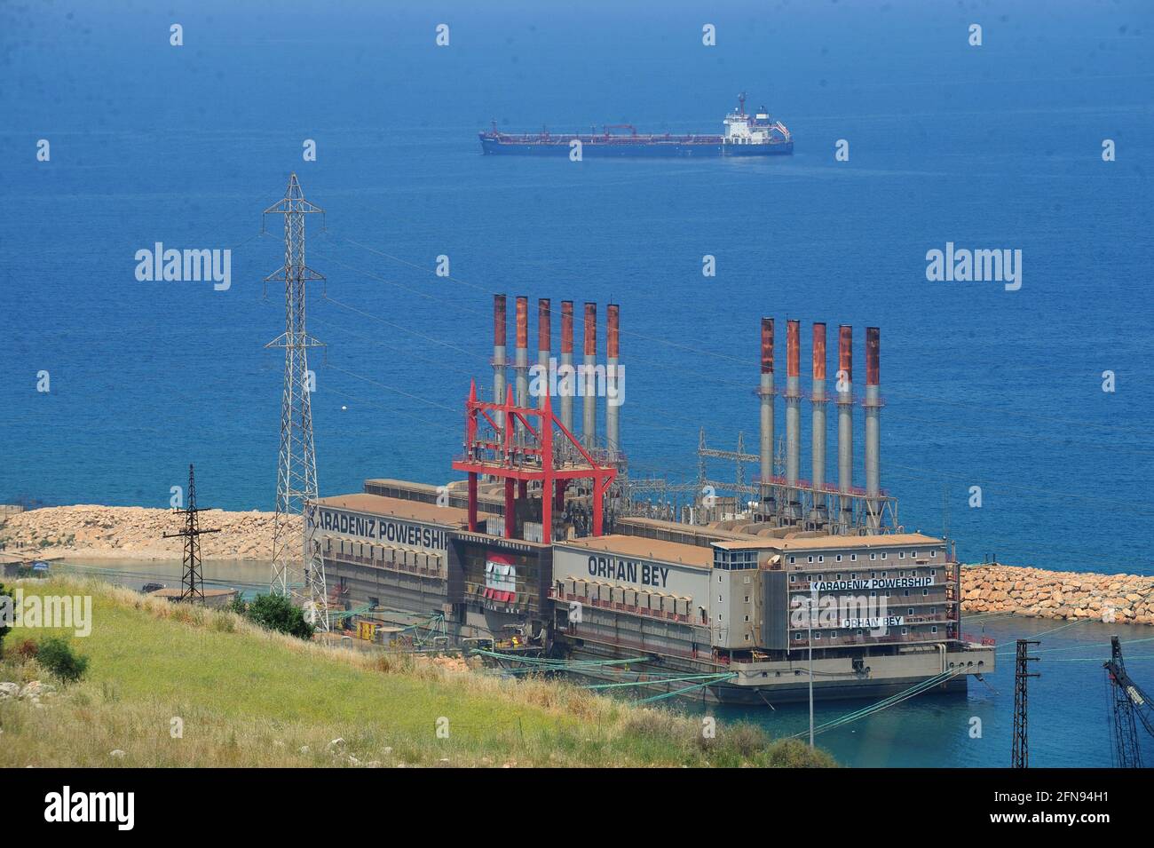 Beirut, Libano. 14 maggio 2021. La nave elettrica turca Orhan Bey è vista nel porto di Jiyeh nel Governatorato del Monte Libano, Libano, il 14 maggio 2021. PER ANDARE CON 'la società turca taglia l'approvvigionamento di elettricità al Libano' credito: Bilal Jawich/Xinhua/Alamy Live News Foto Stock