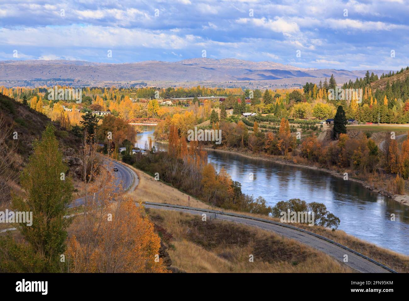 Il fiume Clutha nell'Isola del Sud della Nuova Zelanda, passando attraverso un paesaggio autunnale sulla strada per la piccola città di Clyde Foto Stock