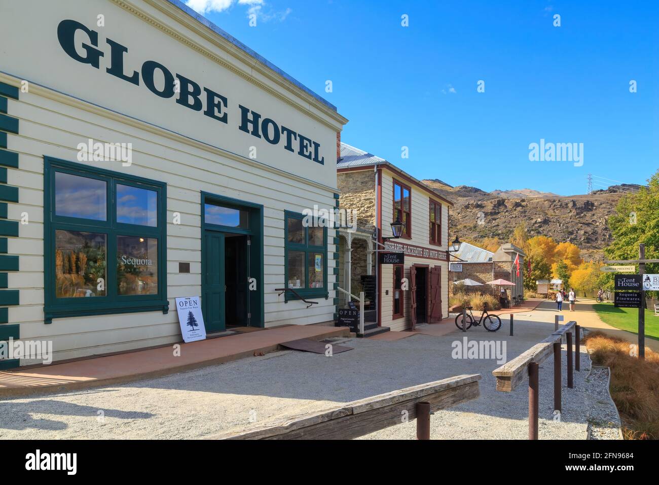 Edifici storici del Cromwell Heritage Precinct, Cromwell, Nuova Zelanda. The Globe Hotel (1880) e Wishart's Blacksmith & Motor Garage Foto Stock