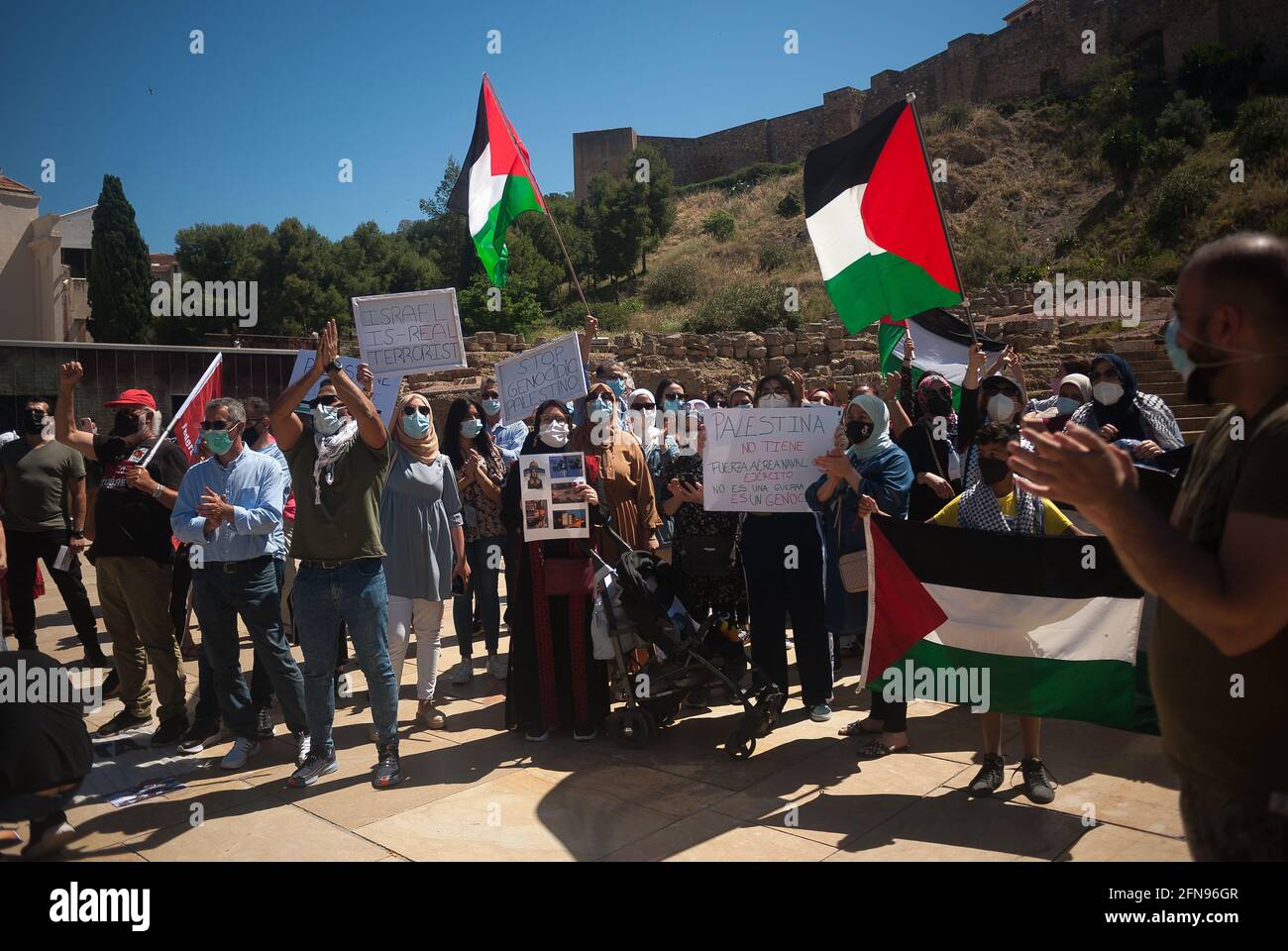 I manifestanti che indossano maschere facciali sono visti tenere cartelli e bandiere mentre prendono parte durante una protesta contro l'apartheid israeliano e l'attacco armato a Gaza in via Alcazabilla.diverse organizzazioni a favore dell'autodeterminazione della Palestina richiedono la fine dei bombardamenti a Gaza e il genocidio contro la popolazione palestinese, Dopo i bombardamenti su Gaza e i violenti attacchi tra le forze di sicurezza israeliane e i palestinesi a Gerusalemme. I manifestanti hanno anche chiesto la libertà per l'operatrice sanitaria spagnola Juana Sanchez arbitrariamente detenuta e incarcerata dalle forze israeliane. (Foto di Jesus Merida/SOPA Images/Sipa Foto Stock