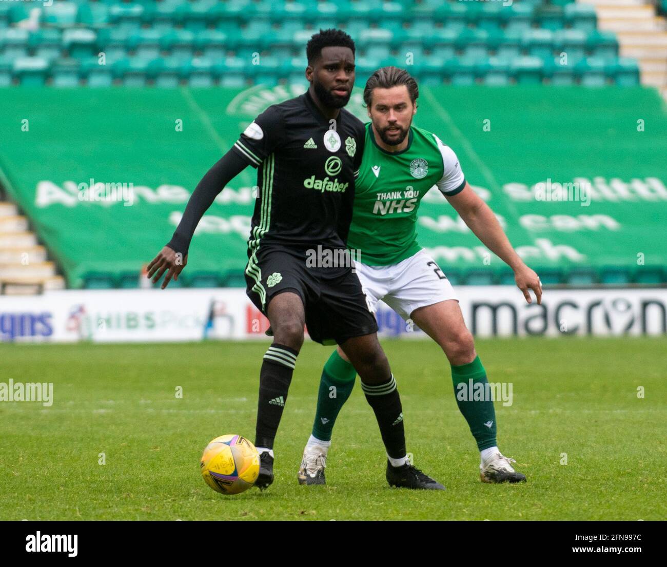 La premiership scozzese - Hibernian / Celtic. Easter Road Stadium, Edimburgo, Midlothian, Regno Unito. 15 maggio 2021. Gli Hibs ospitano Celtic nella Premier League scozzese a Easter Road, Edimburgo. PIC mostra: Il francese di Celtic, Odsonne Edouard, tiene fuori HibsÕ difensore, Darren McGregor, durante la seconda metà. Credit: Ian Jacobs/Alamy Live News Foto Stock