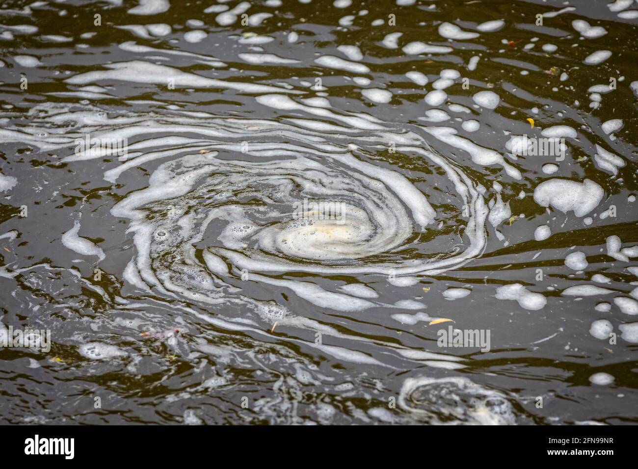 Turbolenza della schiuma d'acqua a forma di spirale superficie del fiume Foto Stock