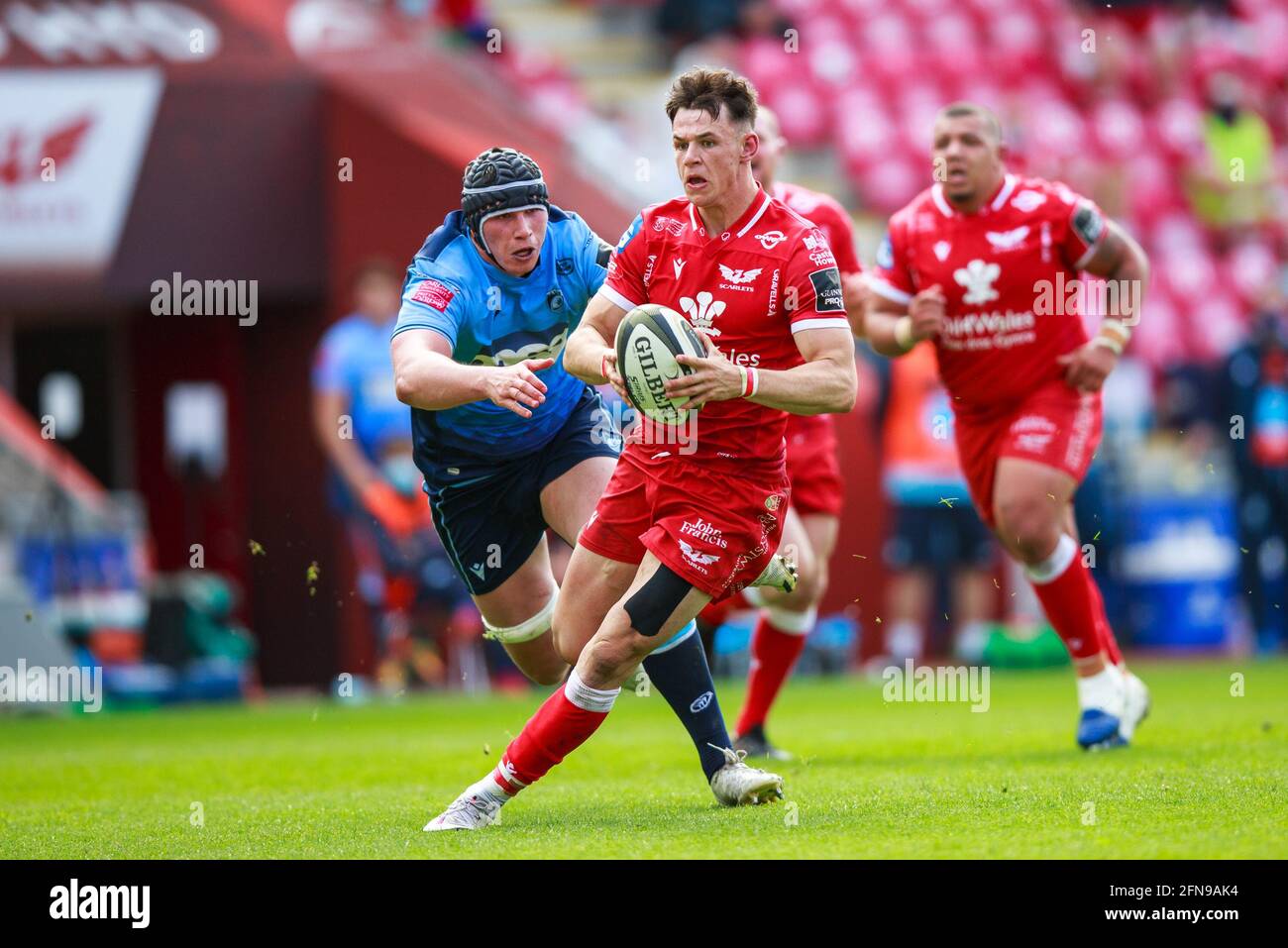 Llanelli, Regno Unito. 15 maggio 2021. Scarlets ala destra Tom Rogers sull'attacco durante la Scarlets contro Cardiff Blues PRO14 Rainbow Cup Rugby Match. Credit: Gruffydd Thomas/Alamy Live News Foto Stock