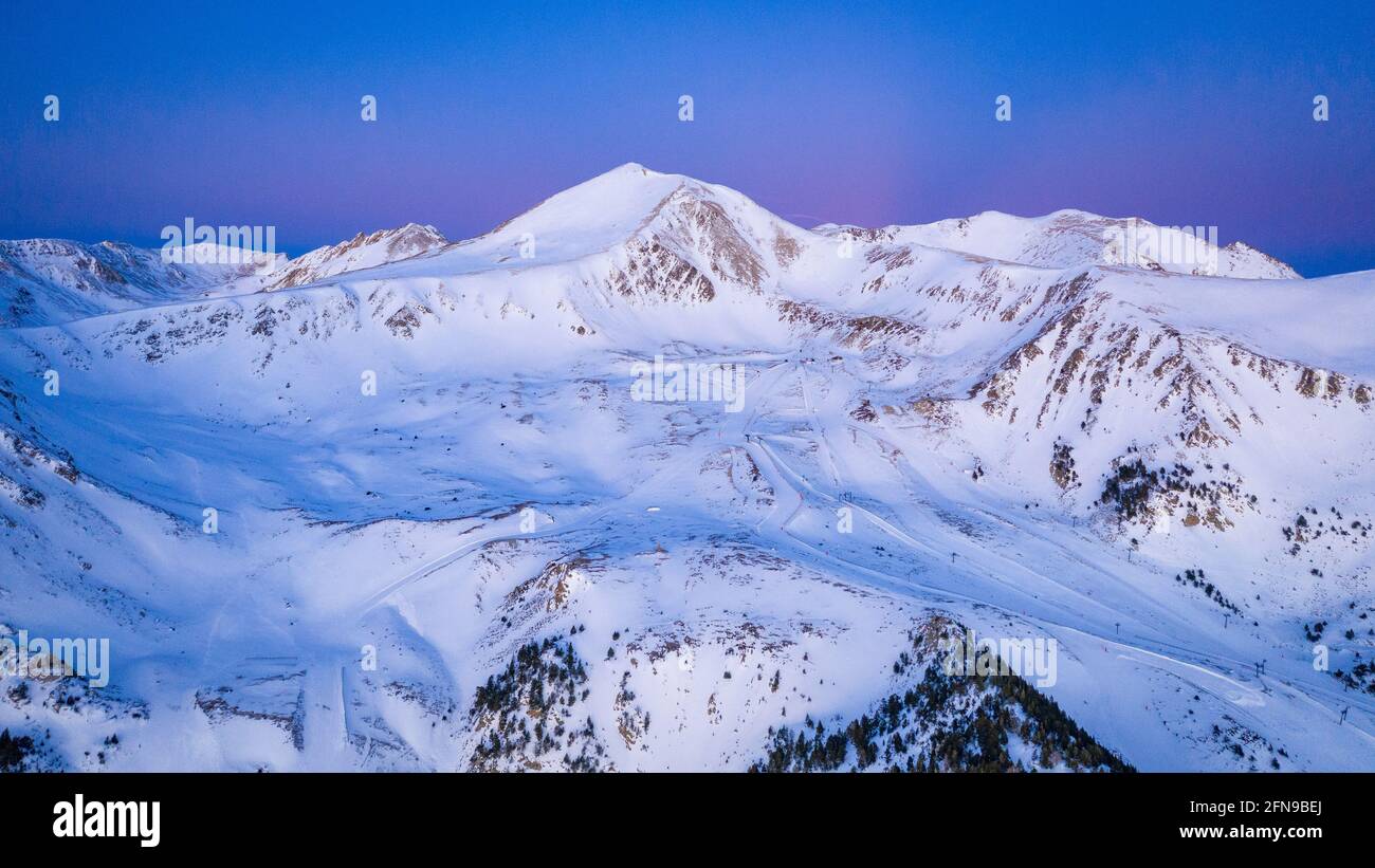 Veduta aerea del circo Ulldeter e della cima dei Bastimenti in un'alba invernale (Ripollès, Catalogna, Spagna, Pirenei) Foto Stock