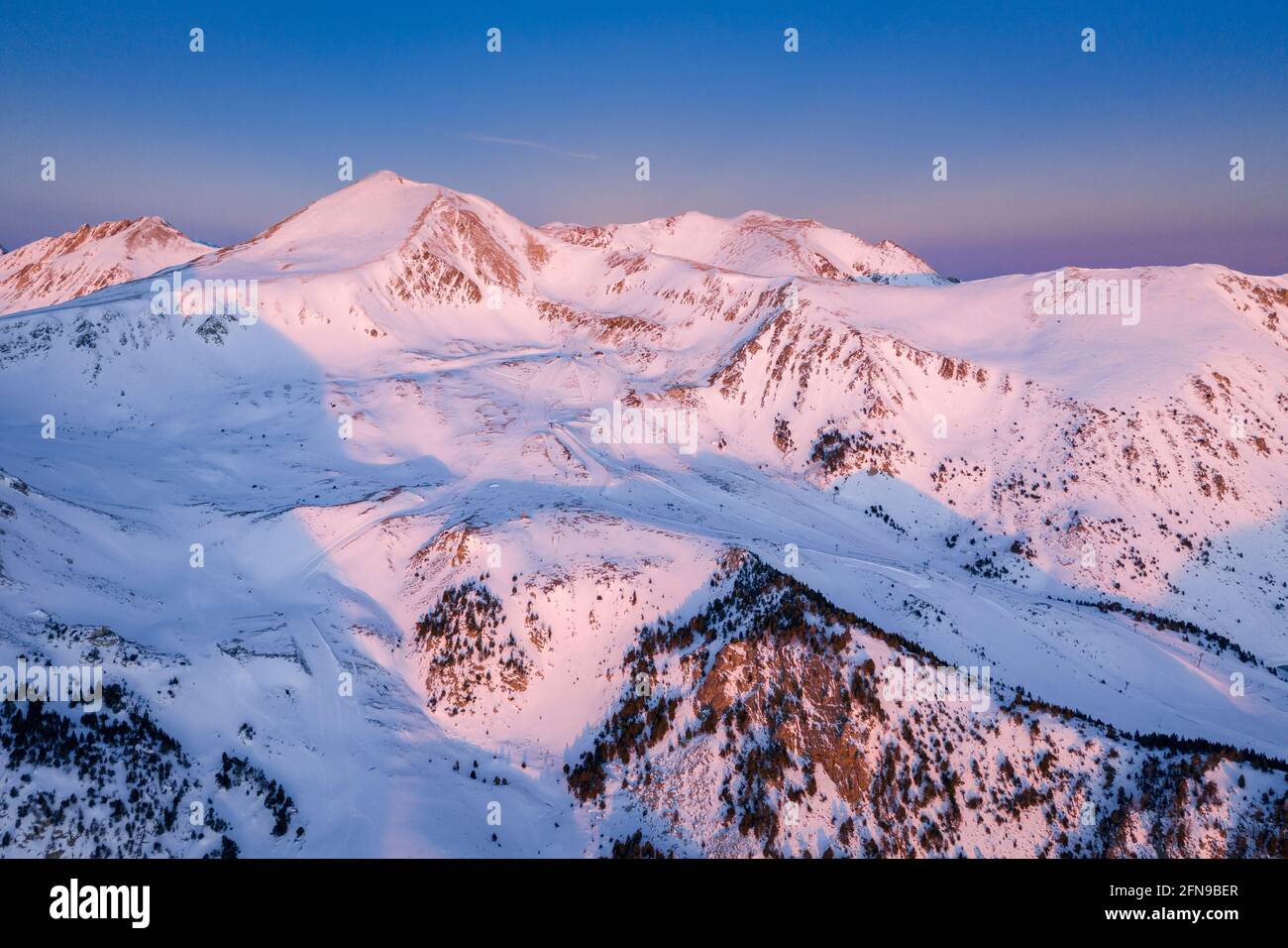 Veduta aerea del circo Ulldeter e della cima dei Bastimenti in un'alba invernale (Ripollès, Catalogna, Spagna, Pirenei) Foto Stock