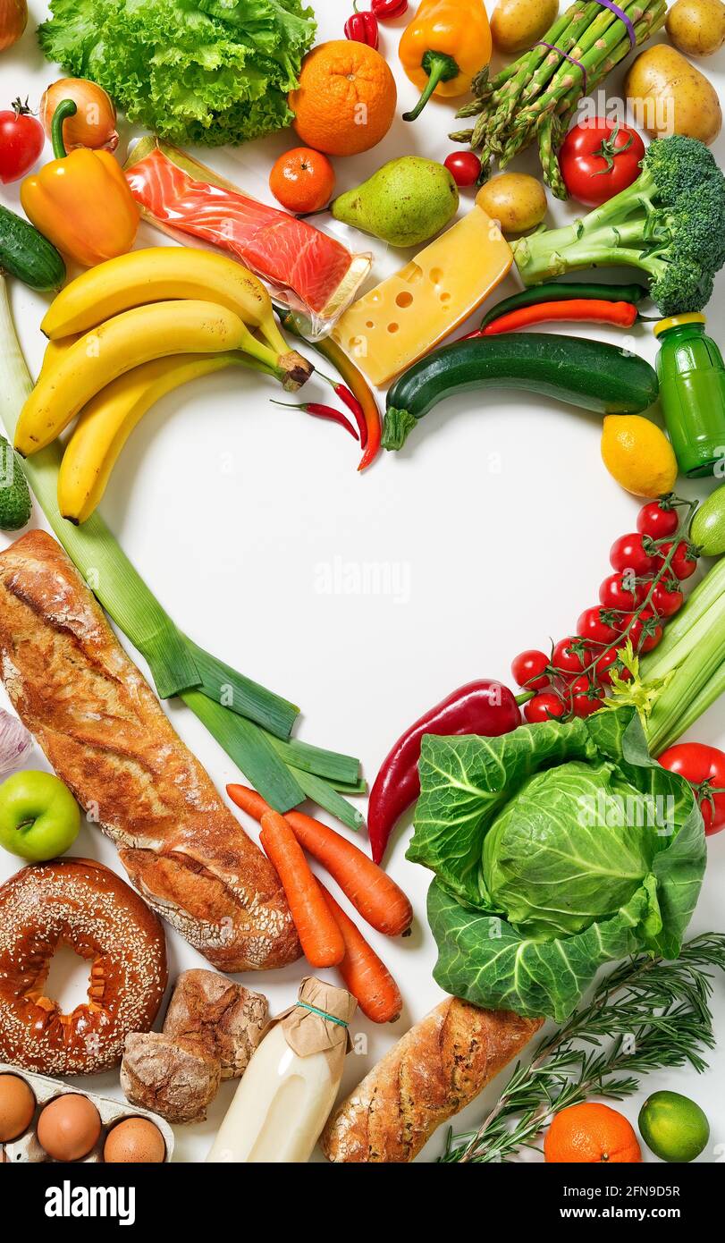 Simbolo del cuore. Cuore fatto da frutta e verdura diverse. Vista dall'alto. Foto Stock