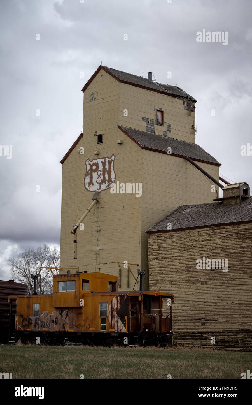 Mossleigh, Alberta - 1 maggio 2020: Ascensore storico fila a Mossleigh, Alberta. Foto Stock