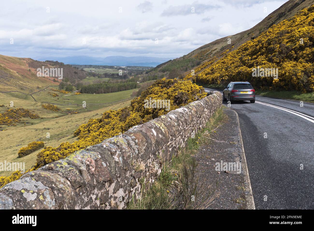 dh GLEN EAGLES PERTHSHIRE Scottish auto vista posteriore viaggio su strada glens Campagna Scozia rurale turismo strade paese scena uk A823 Foto Stock