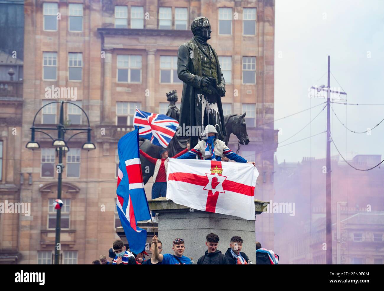 Glasgow, Scozia, Regno Unito. 15 maggio 2021. Migliaia di tifosi e tifosi della squadra di calcio dei Rangers scendono in George Square a Glasgow per celebrare la vittoria del campionato scozzese di premiership per la 55a volta e la prima volta per 10 anni.Iain Masterton/Alamy Live News Foto Stock