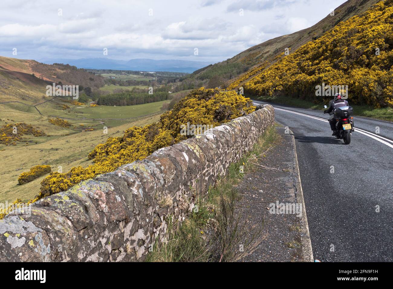 dh A823 GLEN AQUILE PERTHSHIRE Scottish moto strada viaggio Glens campagna Scozia rurale turismo strade moto paese scena touring uk Foto Stock