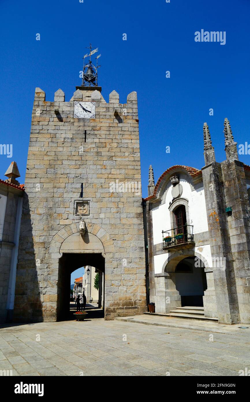 Torre dell'Orologio / Torre do Relógio, ex torre principale del castello, Vecchio Municipio sulla destra, Caminha, Provincia di Minho, Portogallo Foto Stock