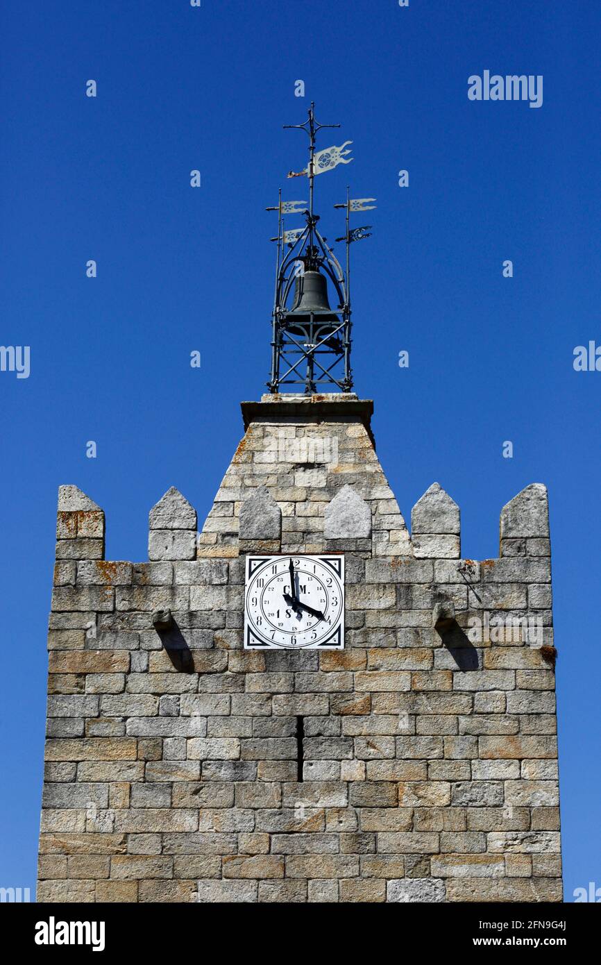 Particolare della campana e delle palette sulla cima della Torre dell'Orologio / Torre do Relógio, precedentemente la torre principale del castello, Caminha, provincia di Minho, Portogallo Foto Stock