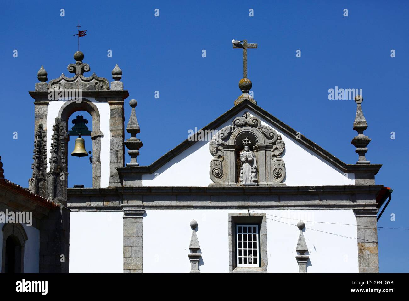 Particolare della parte superiore della chiesa di Igreja da Misericóridia in stile rinascimentale/barocco, Caminha, provincia di Minho, Portogallo Foto Stock