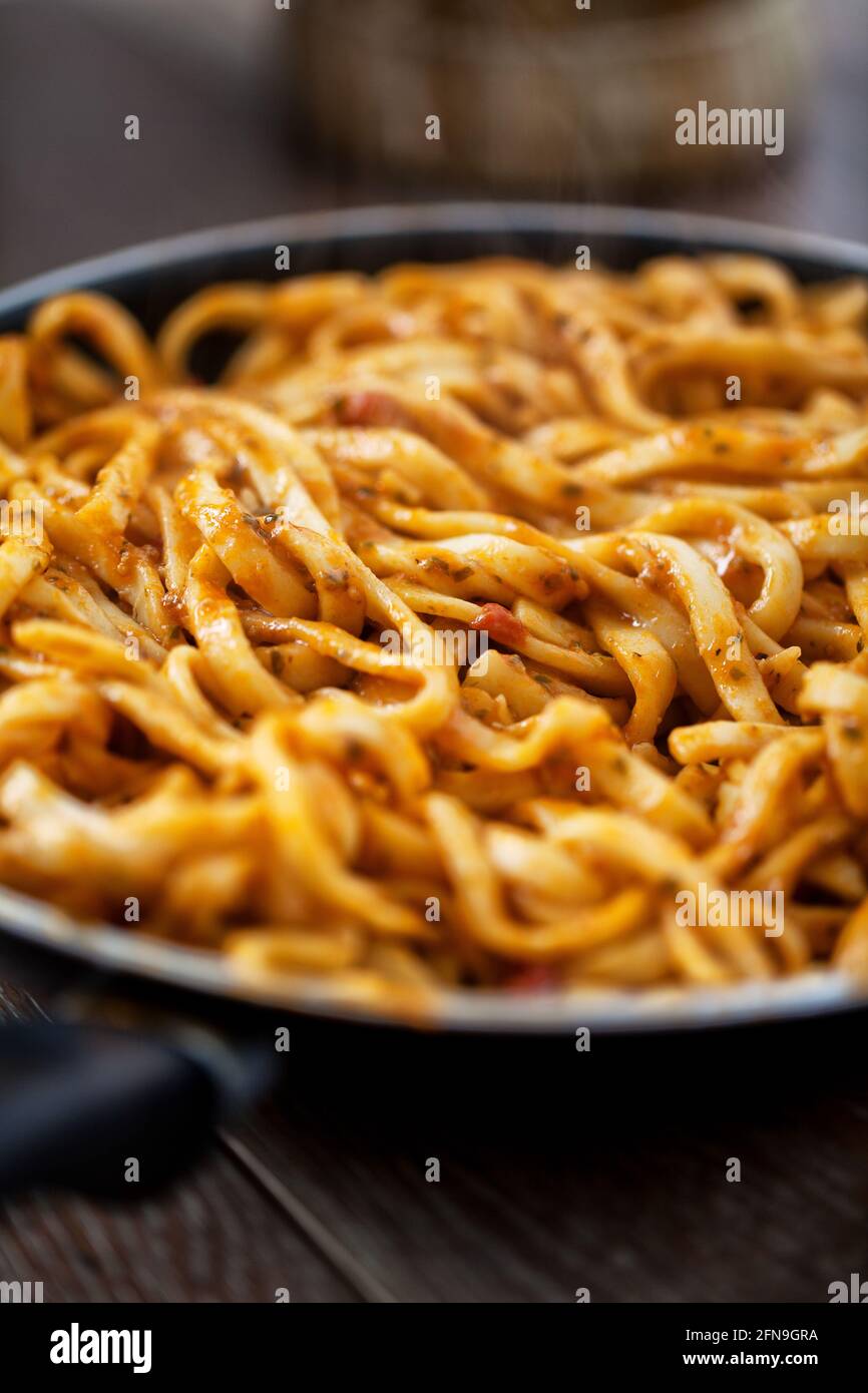 Pasta di Tagliatelle fatta a mano con salsa di pomodoro, pesto e formaggio Foto Stock