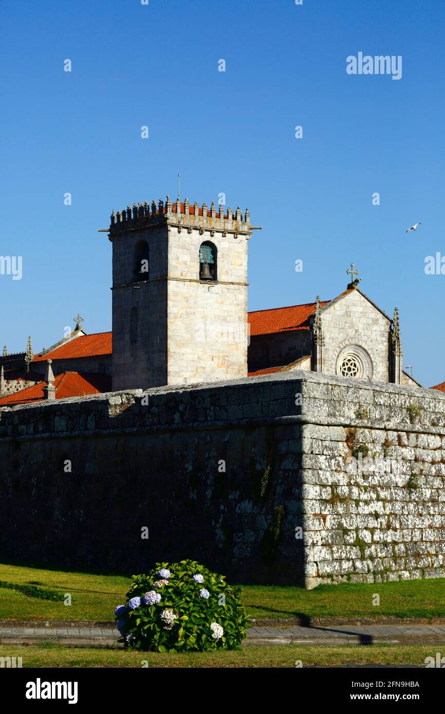 / Gotico Rinascimentale chiesa parrocchiale / Igreja Matriz e parte della città di mura difensive, Caminha, Provincia del Minho, Portogallo Foto Stock