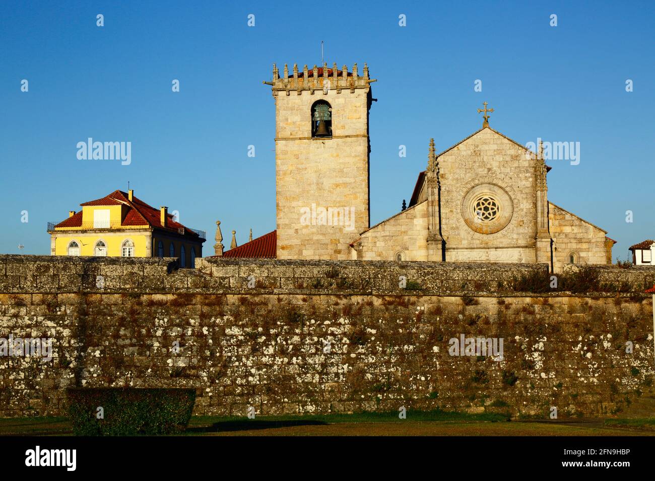 / Gotico Rinascimentale chiesa parrocchiale / Igreja Matriz e parte della città di mura difensive, Caminha, Provincia del Minho, Portogallo Foto Stock