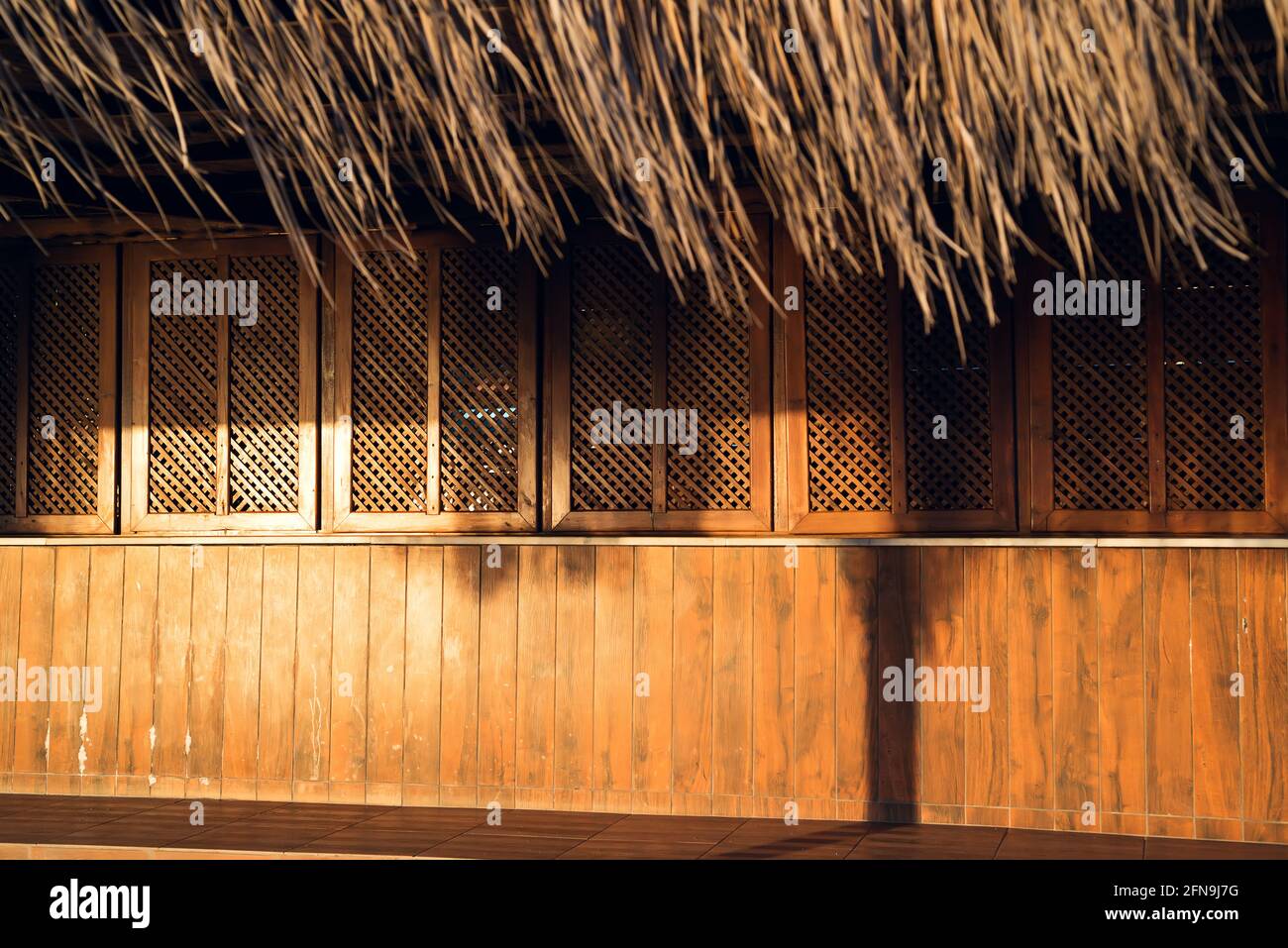 Bar in legno chiuso sulla spiaggia con sole al tramonto Foto Stock