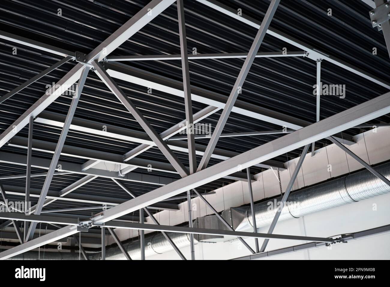 Struttura industriale del telaio in acciaio per tetti struttura leggera in acciaio tubo di ventilazione per edifici su sfondo Foto Stock