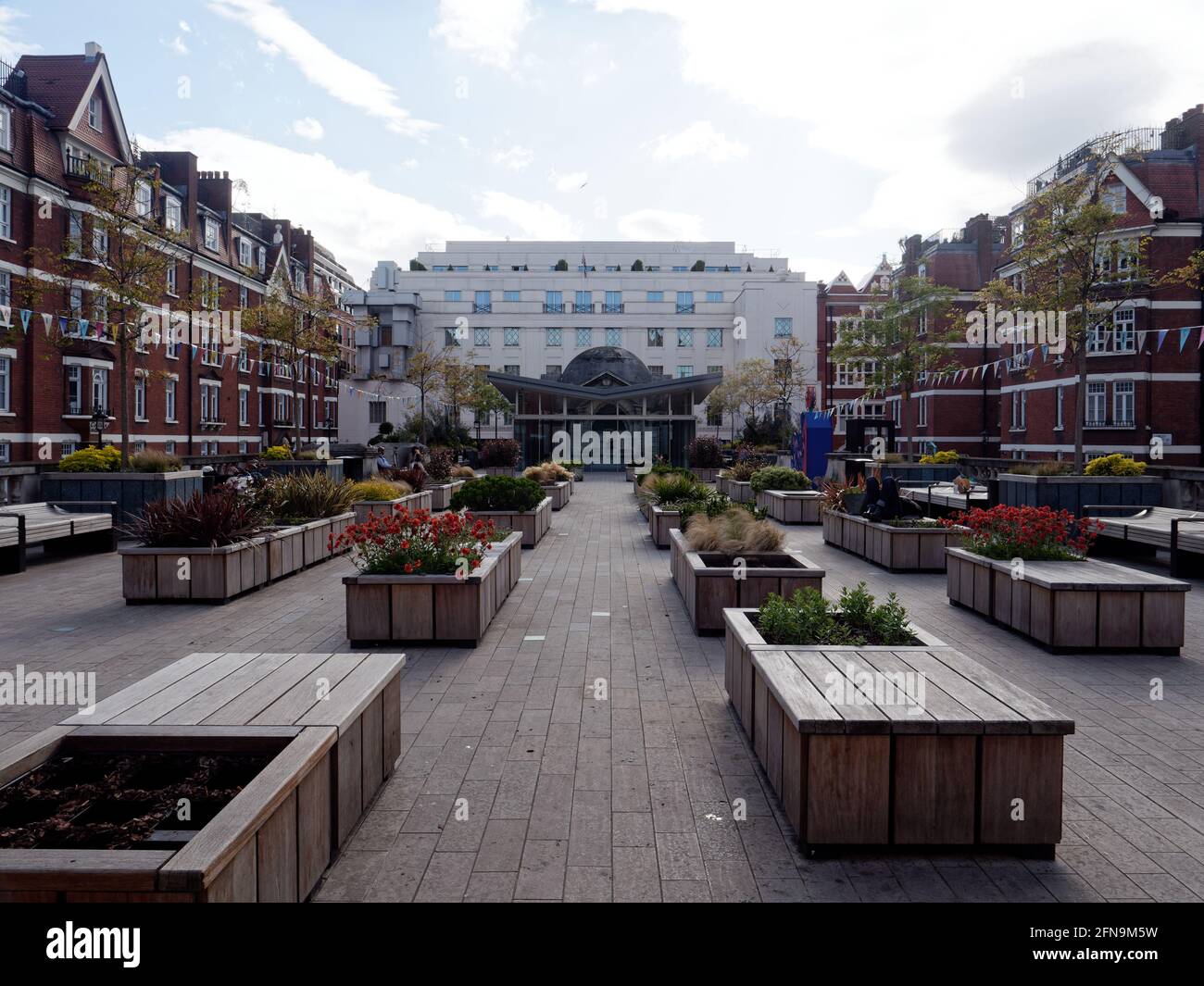 Londra, Greater London, Inghilterra - Maggio 11 2021: Brown Hart Gardens, un tranquillo giardino sopraelevato vicino a Oxford Street. Foto Stock