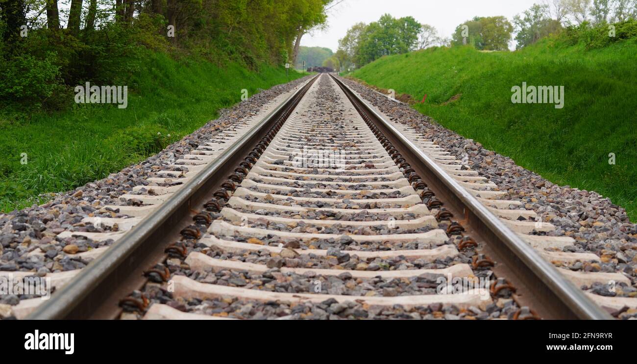 Binari ferroviari in campagna. Paesaggio con una ferrovia dritta. Un singolo brano. Le fascette ferroviarie sono realizzate in cemento Foto Stock