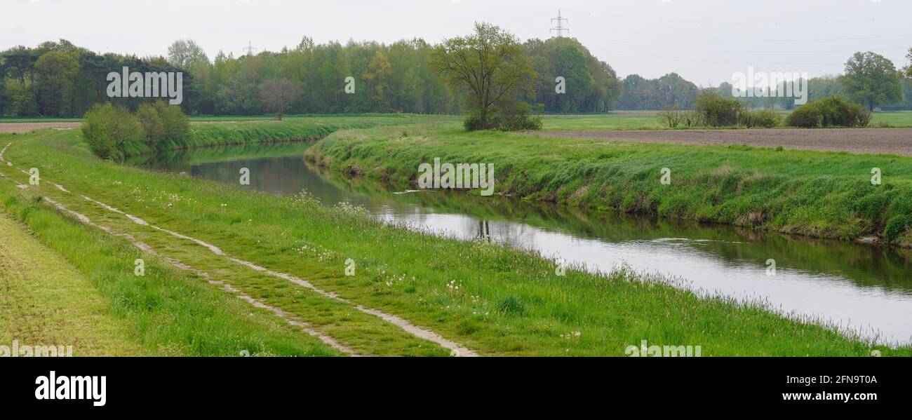 Il fiume Vechte si snoda attraverso il paesaggio. Un sentiero pedonale segue l'acqua. Foto Stock