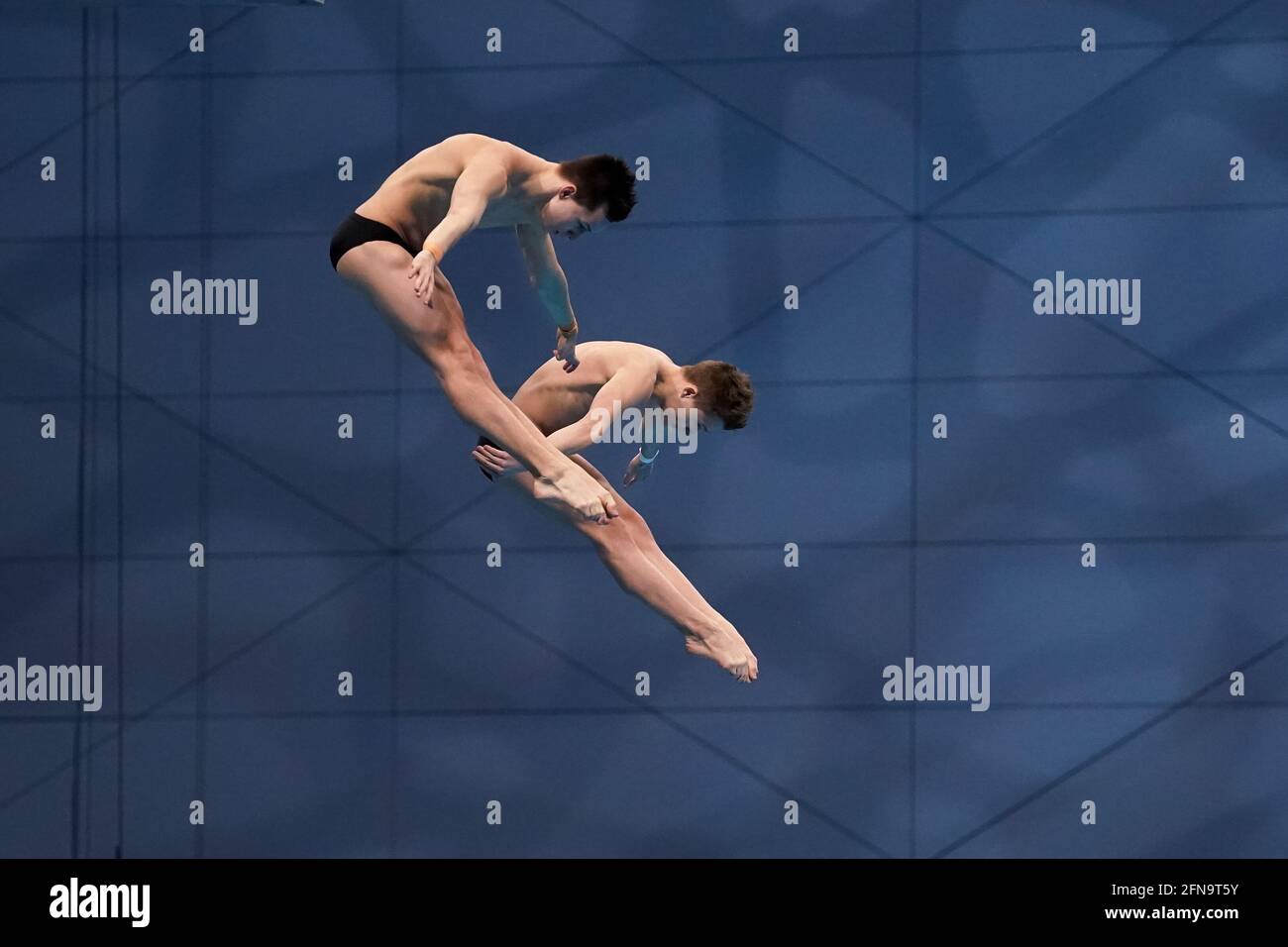 Budapest, Ungheria. 15 maggio 2021. BUDAPEST, UNGHERIA - MAGGIO 15: OLEH Serbin of Ukraine e Oleksii Sereda of Ukraine in gara nella finale sincronizzata della piattaforma 10M di Mens durante il LEN European Aquatics Championships Diving alla Duna Arena il 15 Maggio 2021 a Budapest, Ungheria (Foto di Andre Weening/Orange Pictures) Credit: Orange Pics BV/Alamy Live News Foto Stock