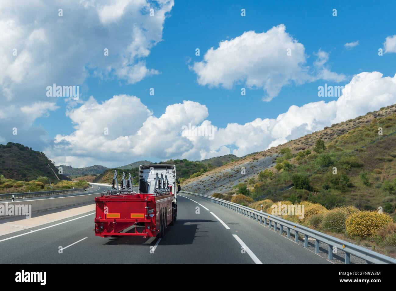 Autocarro con speciale semirimorchio per il trasporto di grandi imbarcazioni da diporto con chiglia. Foto Stock