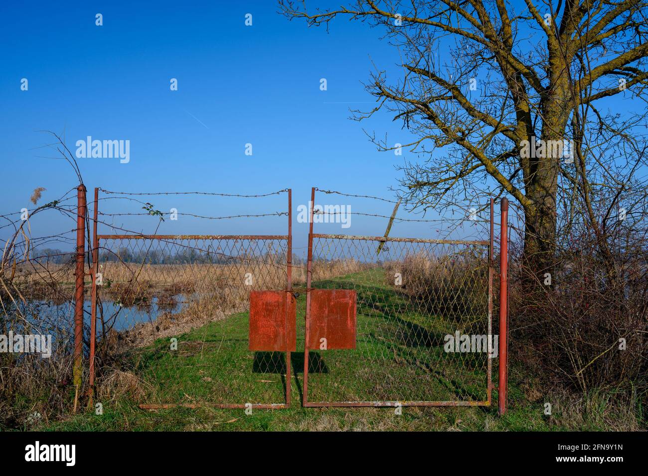 Porta chiusa di fronte ad un laghetto. Foto Stock