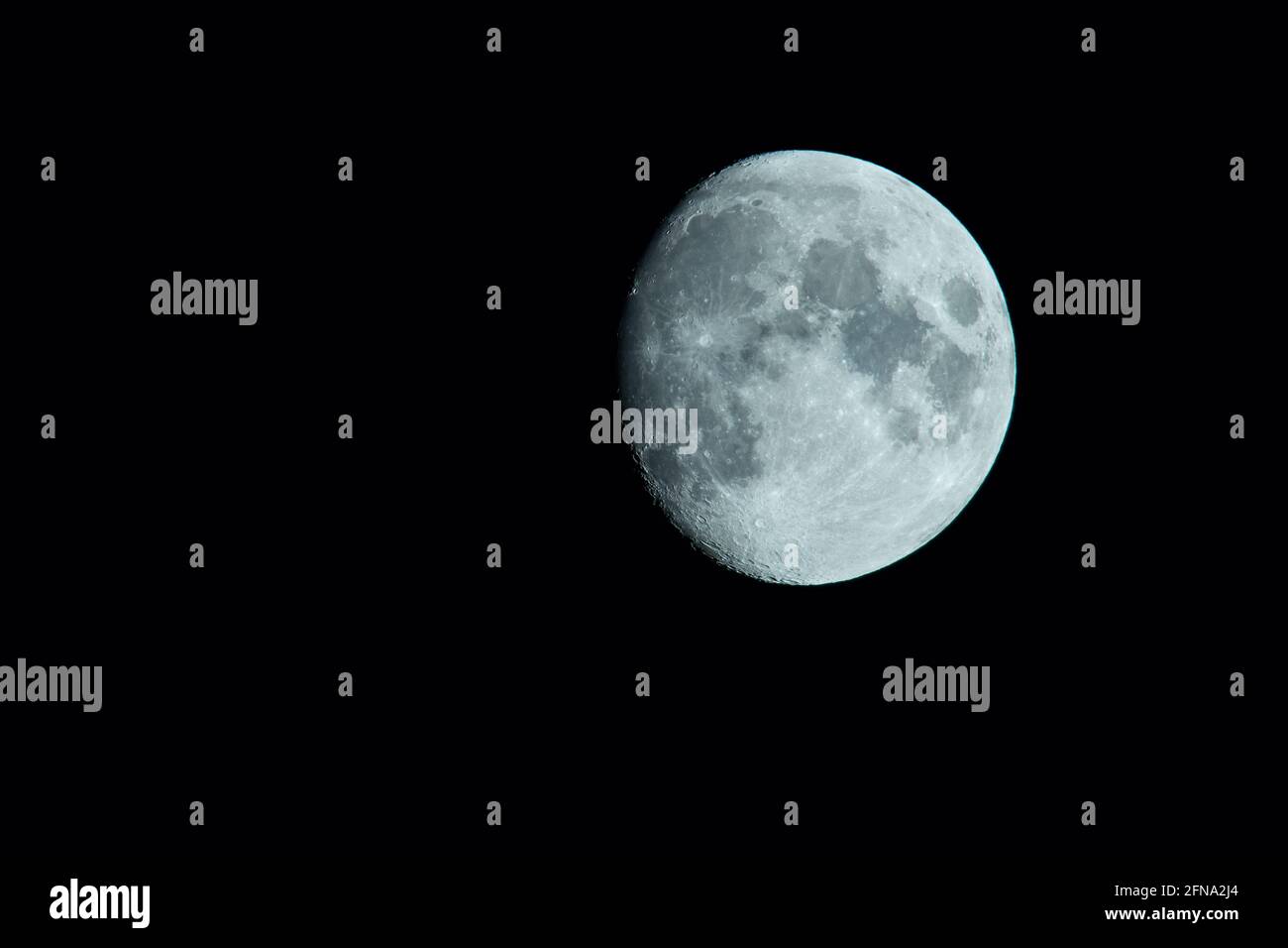 FULLMOON nel cielo nero. Foto Stock