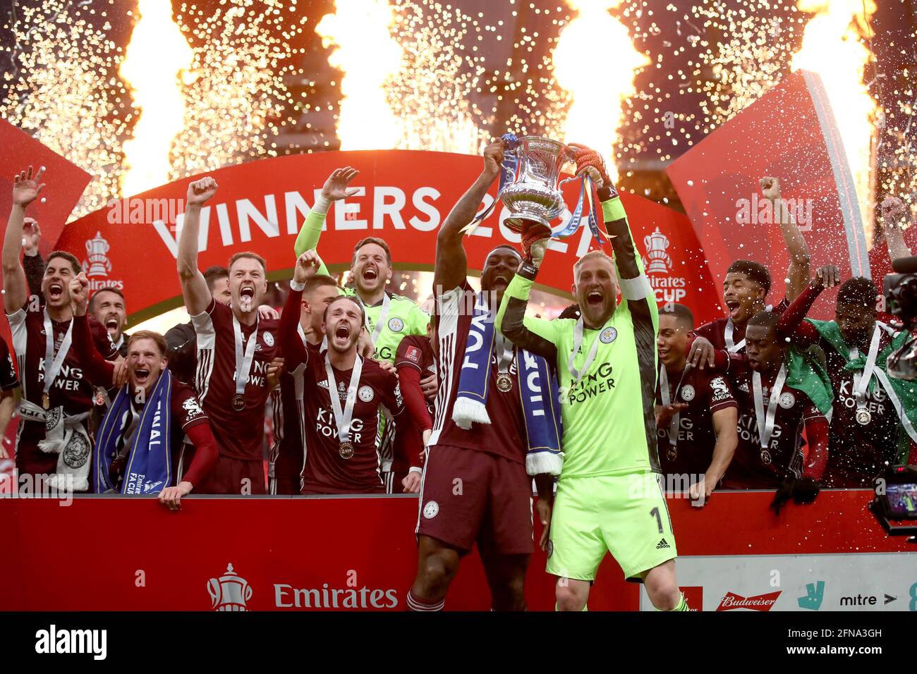 Il Wes Morgan di Leicester City (a sinistra) e il portiere di Leicester City Kasper Schmeichel sollevano il trofeo dopo la finale della fa Cup di Emirates allo stadio di Wembley, Londra. Data immagine: Sabato 15 maggio 2021. Foto Stock