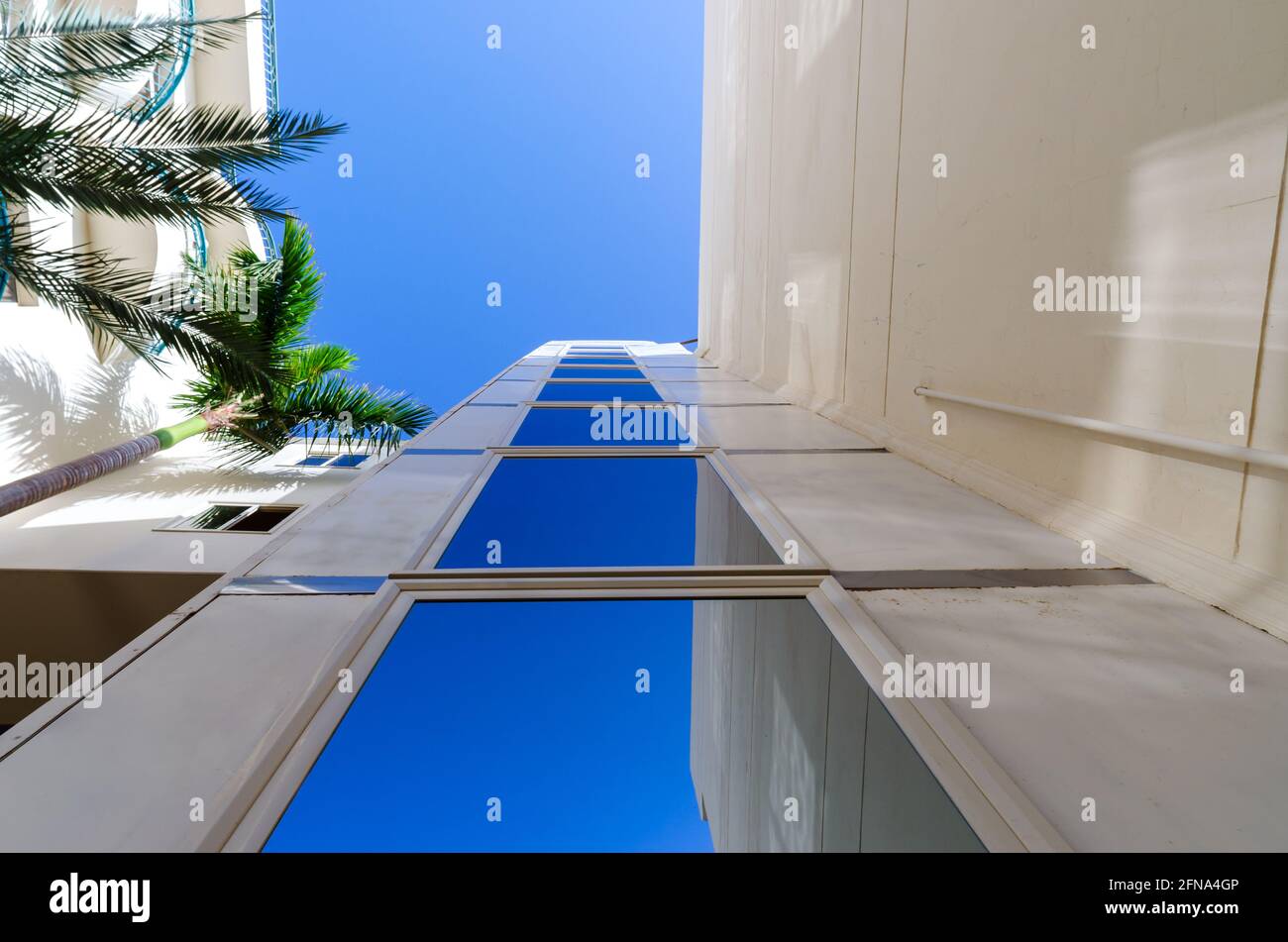 Vista dal basso di un hotel vuoto senza persone in Egitto Hurghada Foto Stock