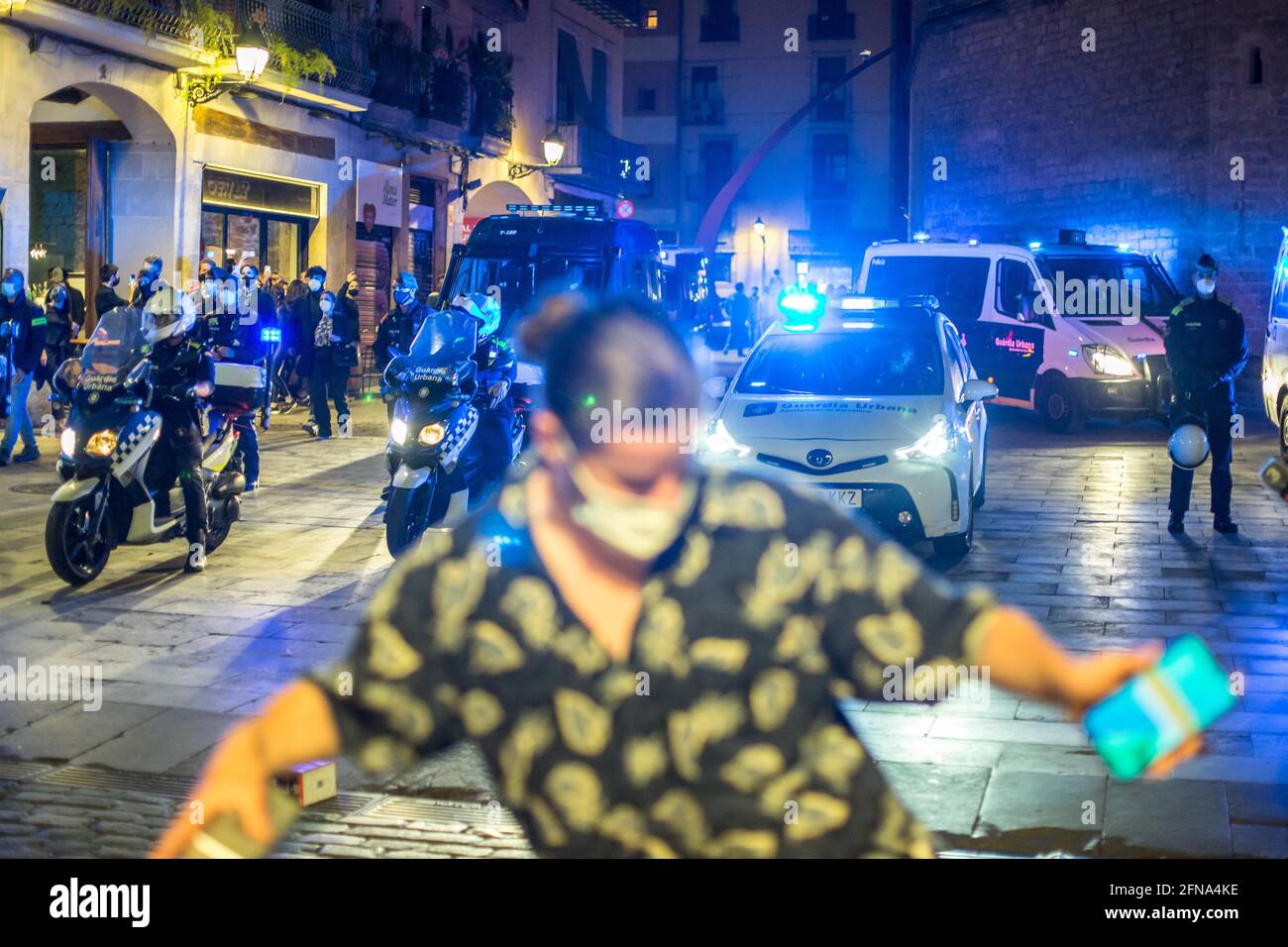 Barcellona, Catalogna, Spagna. 14 maggio 2021. L'uomo è visto ballare di fronte alle auto della polizia.il primo fine settimana senza uno stato di allarme e senza un coprifuoco a Barcellona, le strade del centro della città sono piene di persone che si incontrano per bere senza distanza di sicurezza o maschera di protezione. La polizia ha effettuato un'operazione di sfratto. Credit: Thiago Prudencio/DAX/ZUMA Wire/Alamy Live News Foto Stock