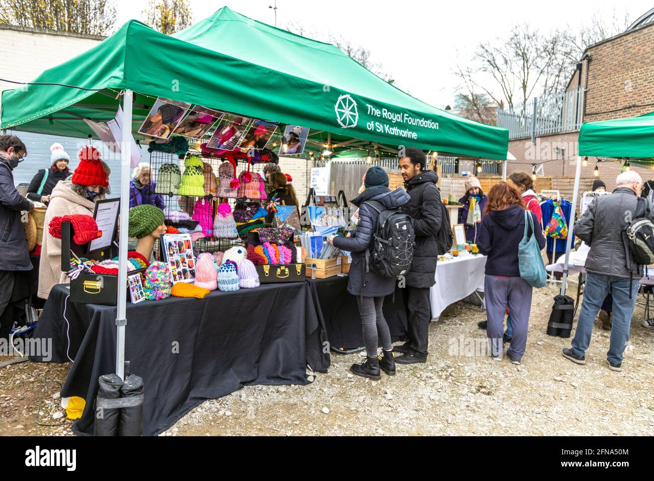 12 dicembre 2020 - Mercatino di Natale allo Yurt Cafe St Katharine's Precinct, Limehouse, Londra, Regno Unito Foto Stock