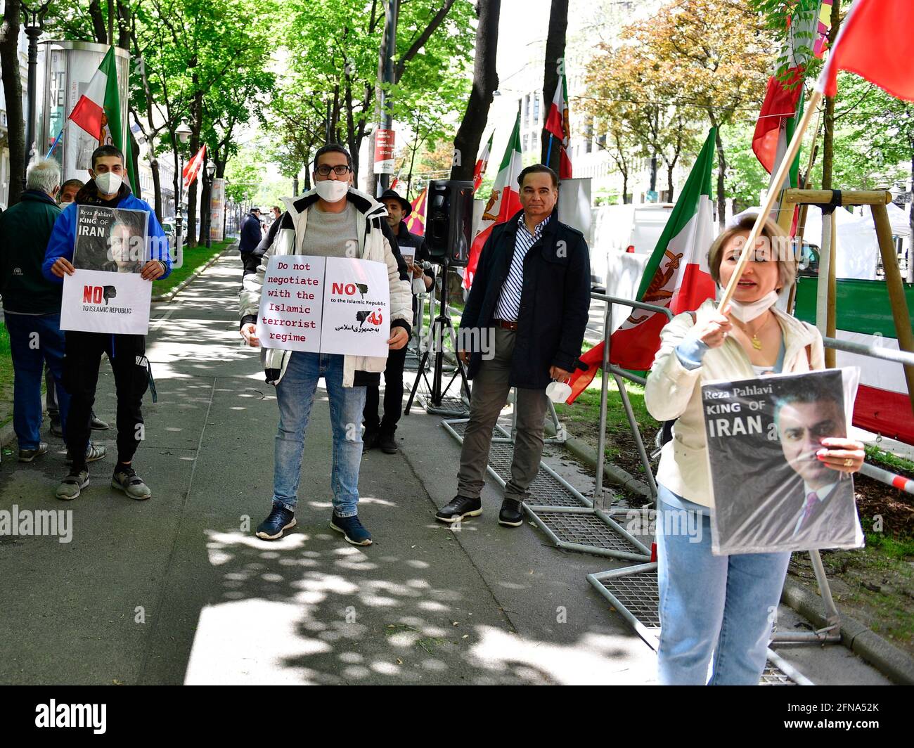 Vienna, Austria. 15 maggio 2021. Per oggi sono state registrate 40 riunioni, tra cui raduni contro le misure di COV. Gli iraniani esiliati manifestano contro il regime islamico in Iran. Foto Stock