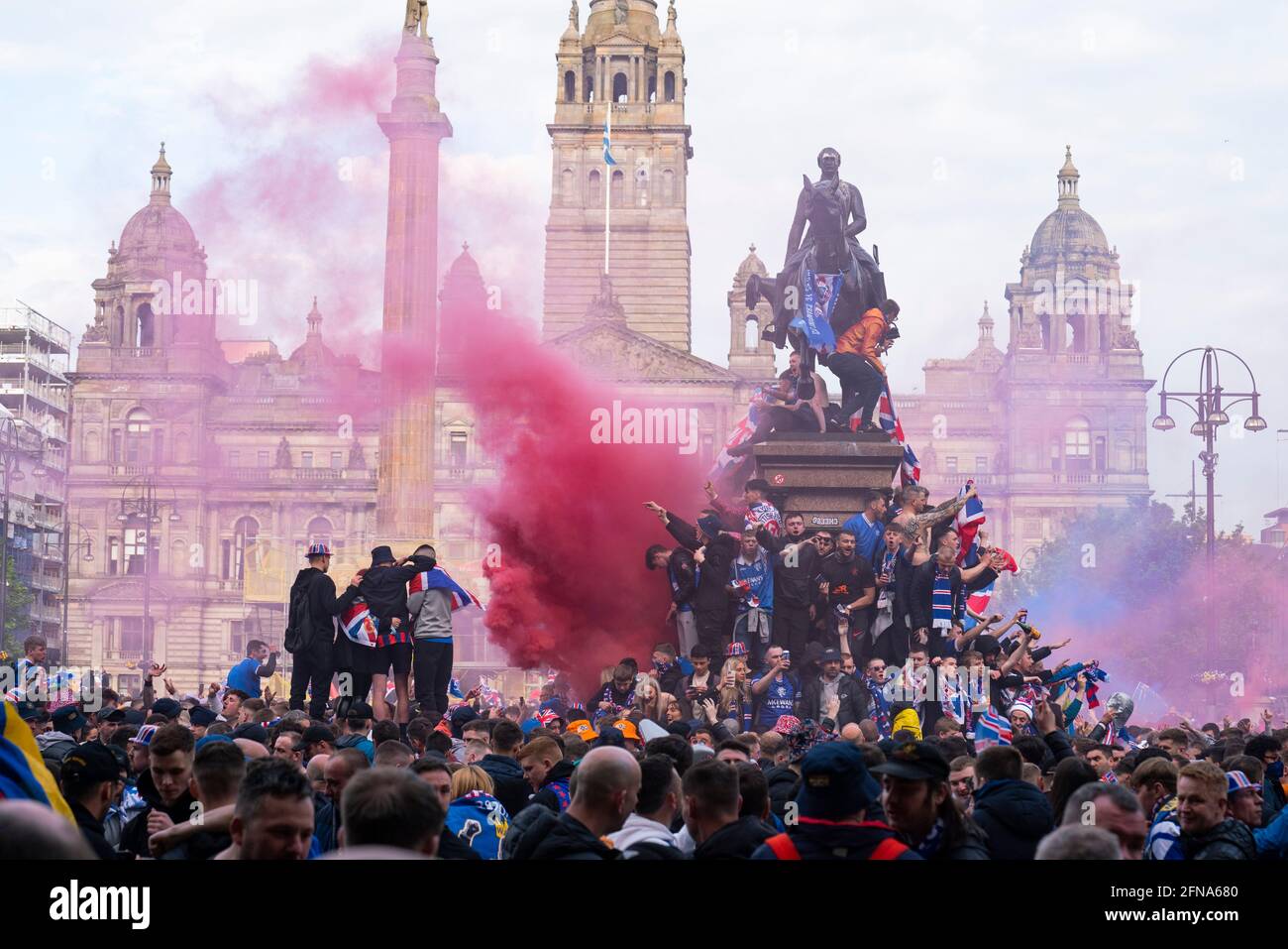 Glasgow, Scozia, Regno Unito. 15 maggio 2021. Migliaia di tifosi e tifosi della squadra di calcio dei Rangers scendono in George Square a Glasgow per celebrare la vittoria del campionato scozzese di premiership per la 55a volta e la prima volta per 10 anni. Iain Masterton/Alamy Live News Foto Stock