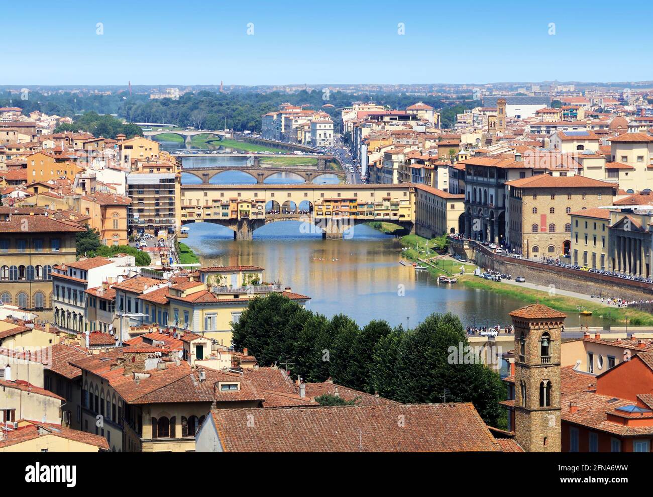 Panorama del Ponte Vecchio sull'Arno a Firenze in Toscana Foto Stock
