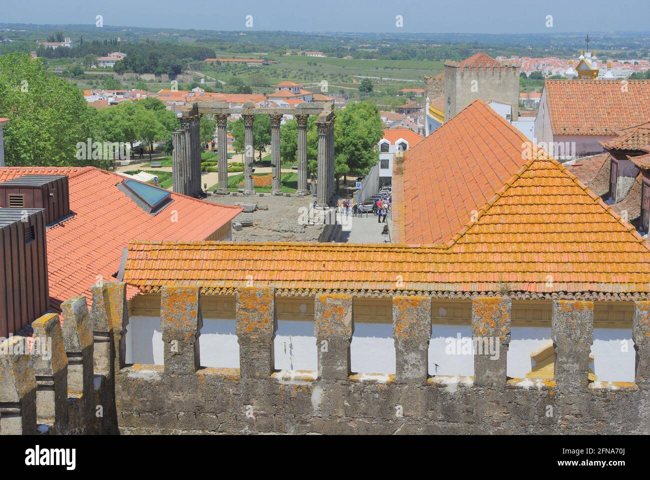 Vista sul tetto del tempio romano e della città, Evora, Portogallo Foto Stock