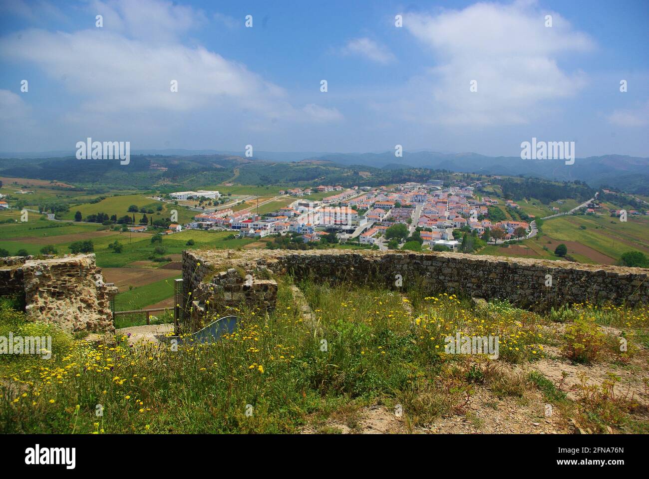 Vista panoramica della città dalle mura del castello, Aljezur, Portogallo Foto Stock