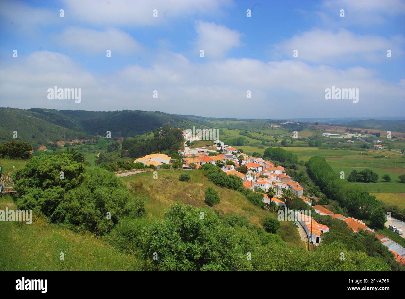Guardando giù sulla città dal castello, Aljezur, Portogallo Foto Stock