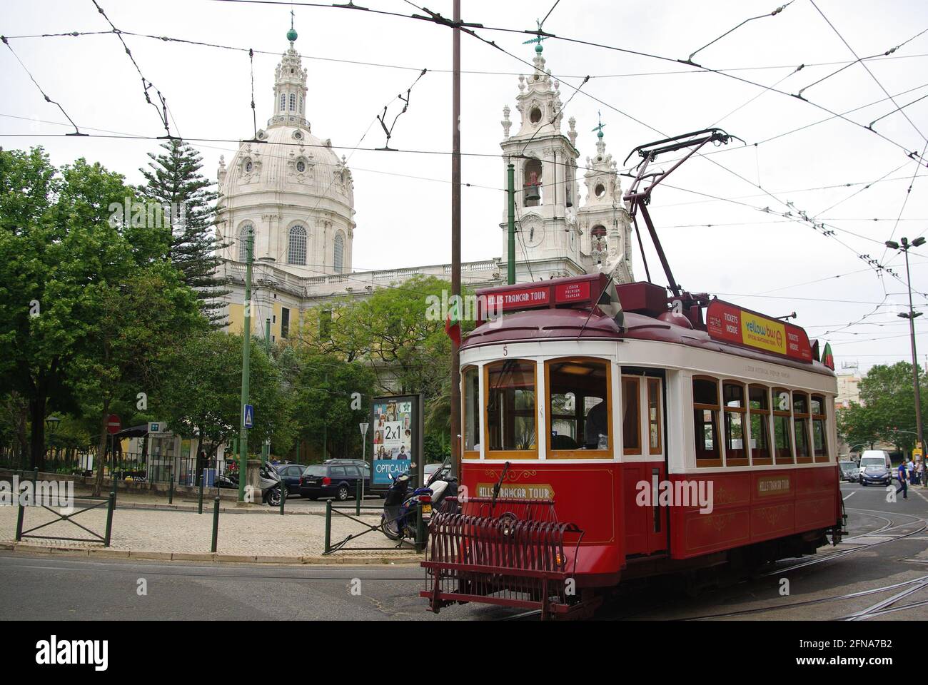 Tram alla fermata della Cattedrale, Lisbona, Portogallo Foto Stock