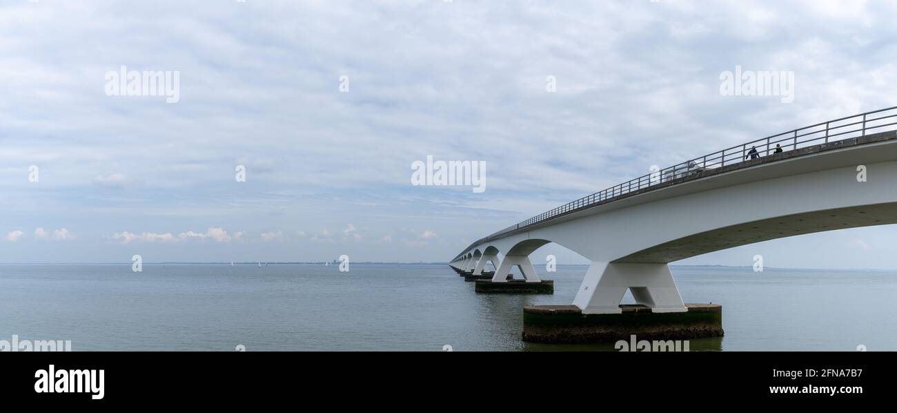 Una vista panoramica del Ponte Zeeland attraverso l'Est Scheidt Eastuary nei Paesi Bassi occidentali Foto Stock